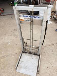lot 1035 image: Genie Load Lifter Model 5.5
