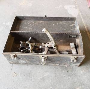 lot 1055 image: Kennedy Tool Box with Pulley Pullers