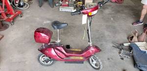 lot 1076 image: Electric Scooter by Extreme Scooters - just needs charged or might need batteries