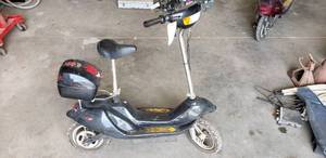 lot 1077 image: Electric Scooter by Extreme Scooters - just needs charged or might need batteries