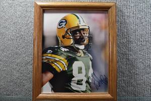 lot 2052 image: Autographed NFL Framed Photo 8 x 10 Sterling Sharpe Green Bay Packers #84 -WILL SHIP