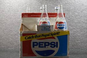 lot 2075 image: Lot of 5 Vintage 1970s Pepsi Bottles  32 oz  Includes 6 Pack Carton Carrier -WILL SHIP
