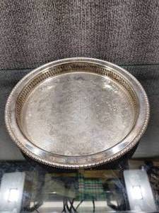 lot 2090 image: WM Rogers Silverplate Circular Tray with Rim 437OG  9.5 Diameter  -WILL SHIP