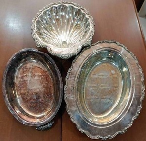 lot 2092 image: Lot of 3 Vintage Bowls  1846 Rogers Bros Silverplate Scalloped Shell Heritage Dish 10 14 Wide  WM Rogers Oval Bowl 12 Wide  Oval Bowl w Handles 10 Wide -WILL SHIP
