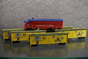 lot 2222 image: Mantua NFL Super Bowl Express Train Set  6 Pieces  Unknown Working Condition -WILL SHIP