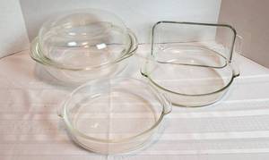 lot 2012 image: Pyrex Bake Ware  2 pc Casserole Dish, Loaf Pan and 2 Cake Pans
