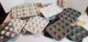 lot 2043 image: 17 Mini Muffin Pans, 2 Regular Muffins Pans and Mini Baking Paper Cups
