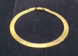 lot 1001 image: 14K Gold Polished Herringbone Bracelet  8 in. long  14 in. wide  5g TW  Made in Italy