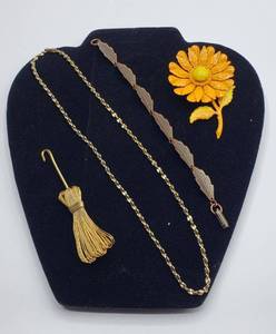 lot 1018 image: Fashion Jewelry  2 Pins, Chain and Bracelet