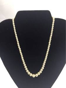 lot 1022 image: Vintage Graduated Pearl Necklace, 16 inch