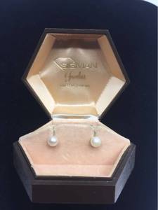lot 1024 image: Vintage Pearl post earrings - need backs