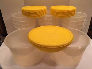 lot 1212 image: 14 pcs - Rubbermaid Commercial Kitchen Ingredient Tubs with lids - 12 6Qt & 2 12Qt