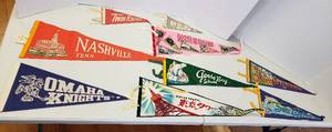 lot 1229 image: Vintage Felt Collector Pennants  Various Locations and Sizes (10 - 26 in.)
