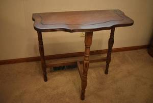 lot 2005 image: Neat Wooden Side TablePlant Stand 22.5Tx24Wx12D