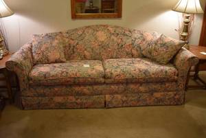 lot 2017 image: Sofa w. Floral Pattern & 2 Pillows 32Tx86Wx24D -Matches Lot 2016