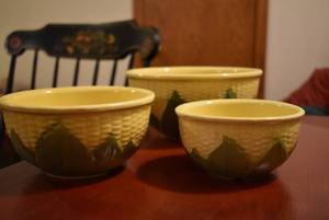 lot 2044 image: Set of 3 Shawnee Pottery Corn King Nesting Mixing Bowls