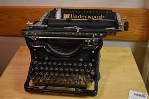 lot 2032 image: Antique Black Typewriter Underwood Standard