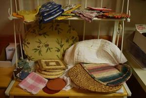 lot 2096 image: Trivets, Coasters, Oven Mitts & More