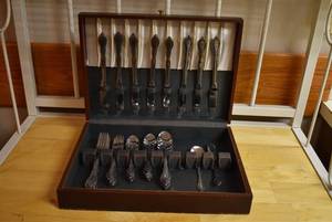 lot 2081 image: Set of Stainless Rogers Silverware in Box