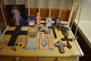 lot 2082 image: Lot of Religious Decor -Rosary, Religious Medals, Books & More