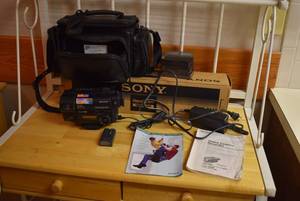 lot 2083 image: Sony Handycam Camcorder Video 8 XR V w. Extra battery & Tripod