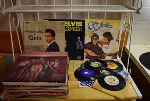 lot 2085 image: Lot of Vintage Vinyl LP Records Elvis, Willie Nelson, Wayne Newton, Kraftwerk & More