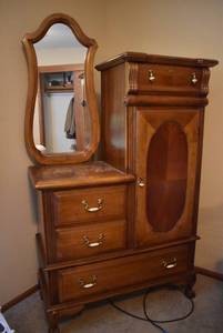 lot 2042 image: Very Nice Bedroom Dresser w. Vanity Mirror 72T x 39W x 18D