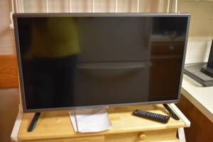 lot 2137 image: LG 32 LED HDTV 32LB560B-UZ -Works