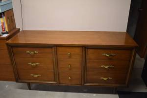 lot 2138 image: Mid-Century Wood Dresser w. Brass Pulls 61x31x19