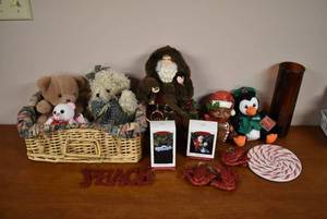 lot 2161 image: Lot of Stuffed Animals & Hallmark Christmas Tree Ornaments