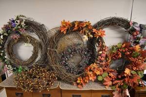 lot 2174 image: Lot of Large Wreathes -Grapevine Decor
