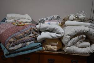 lot 2187 image: Lot of Blankets & Bedding including Electric Blanket
