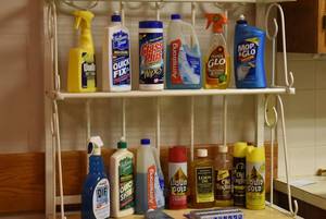 lot 2250 image: Lot of Assorted Cleaning Chemicals
