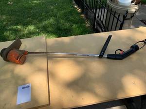lot 2265 image: Black & Decker Weed Eater Trimmer