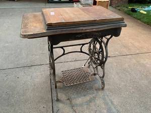 lot 2391 image: Vintage Sewing Machine In Cabinet New Cottage -See Photos