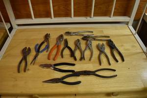 lot 2307 image: Tool Caddy with Assortment of Pliers