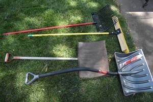 lot 2338 image: Lot of Yard Tools - Snow Shovels, Scrubber, Pushbroom