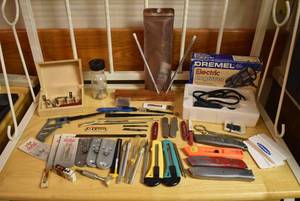 lot 2359 image: Lot of Cutting and Engraving Tools Dremel Engraver X-Acto Set, Pocketknives, Box Cuters, Scrapers & More