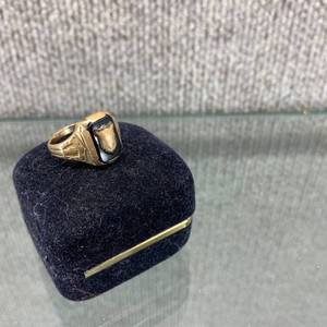 lot 2023 image: Mens Ring w. Onyx - 10k Gold 5.6 grams total weight Size 9