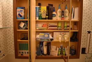 lot 2285 image: Contents of Bathroom Medicine Cabinet