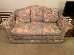 lot 2016 image: Love Seat on Casters - Matches Sofa in Lot 2017