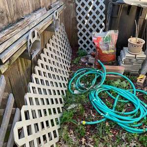 lot 2417 image: Lot of Garden Items -Rubber Mulch Bag, Hoses, Trellis Material, Patio Blocks & Edging Blocks