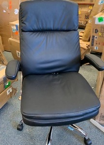 lot 2040 image: Black executive office chair