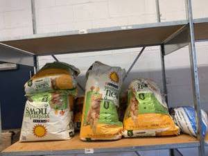 lot 2098 image: 9 approximately 30lb bags of kitty litter