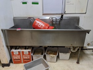 lot 7328 image: 3 Bay Sink
