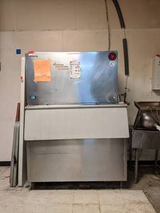 lot 7330 image: Hoshizaki Ice Bin KM-1300SWF