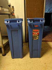 lot 7344 image: (2) Rubbermaid 23 Gallon Trashcans