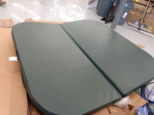 lot 3829 image: Hot Tub Cover 84x84, Color Hunter Green MISSING HARDWARE