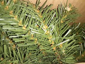 lot 72842 image: Artificial Wreath