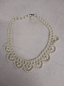lot 6008 image: Pearl Costume Necklace